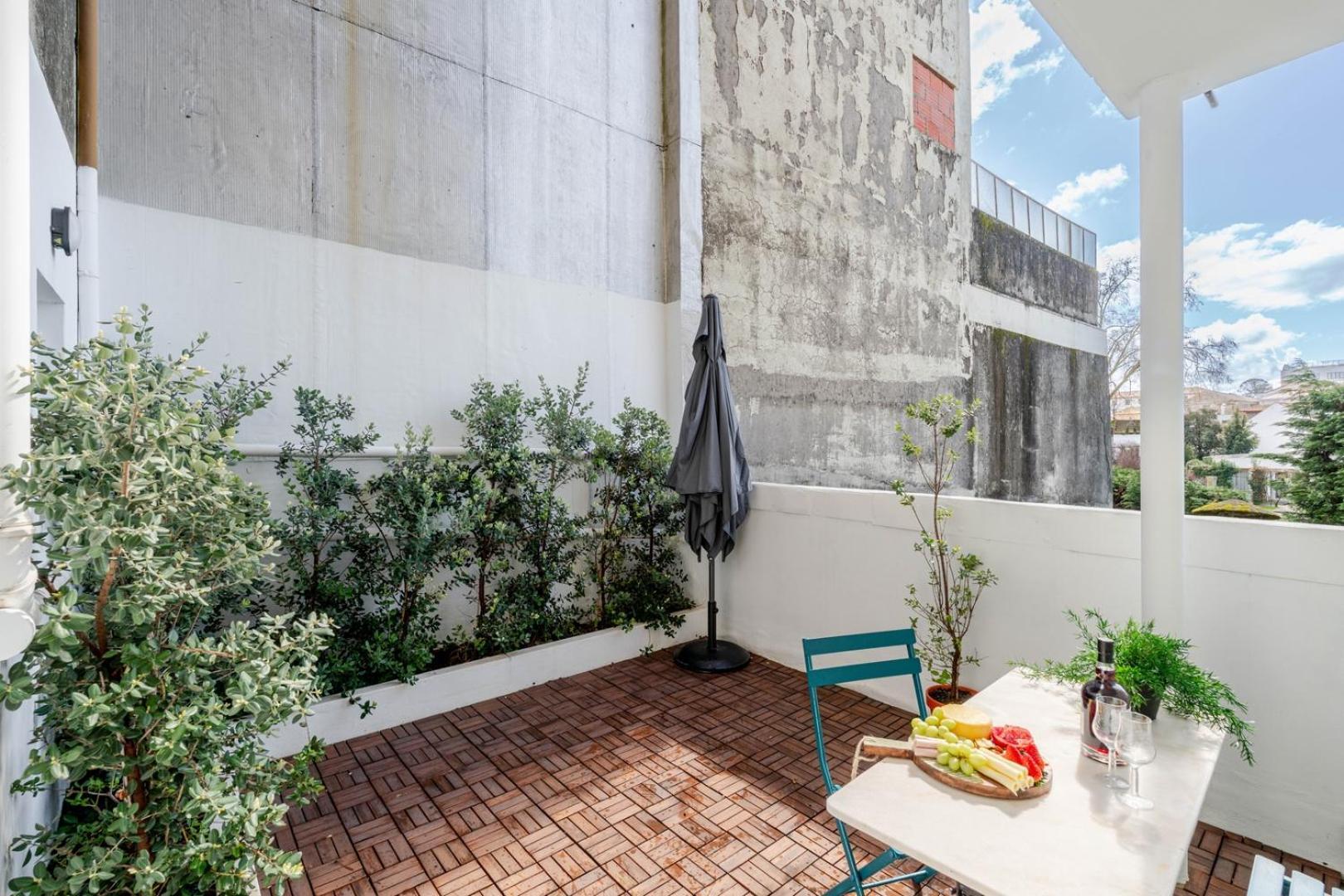 Hostwise - Stylish W/ Charming Terrace Oporto