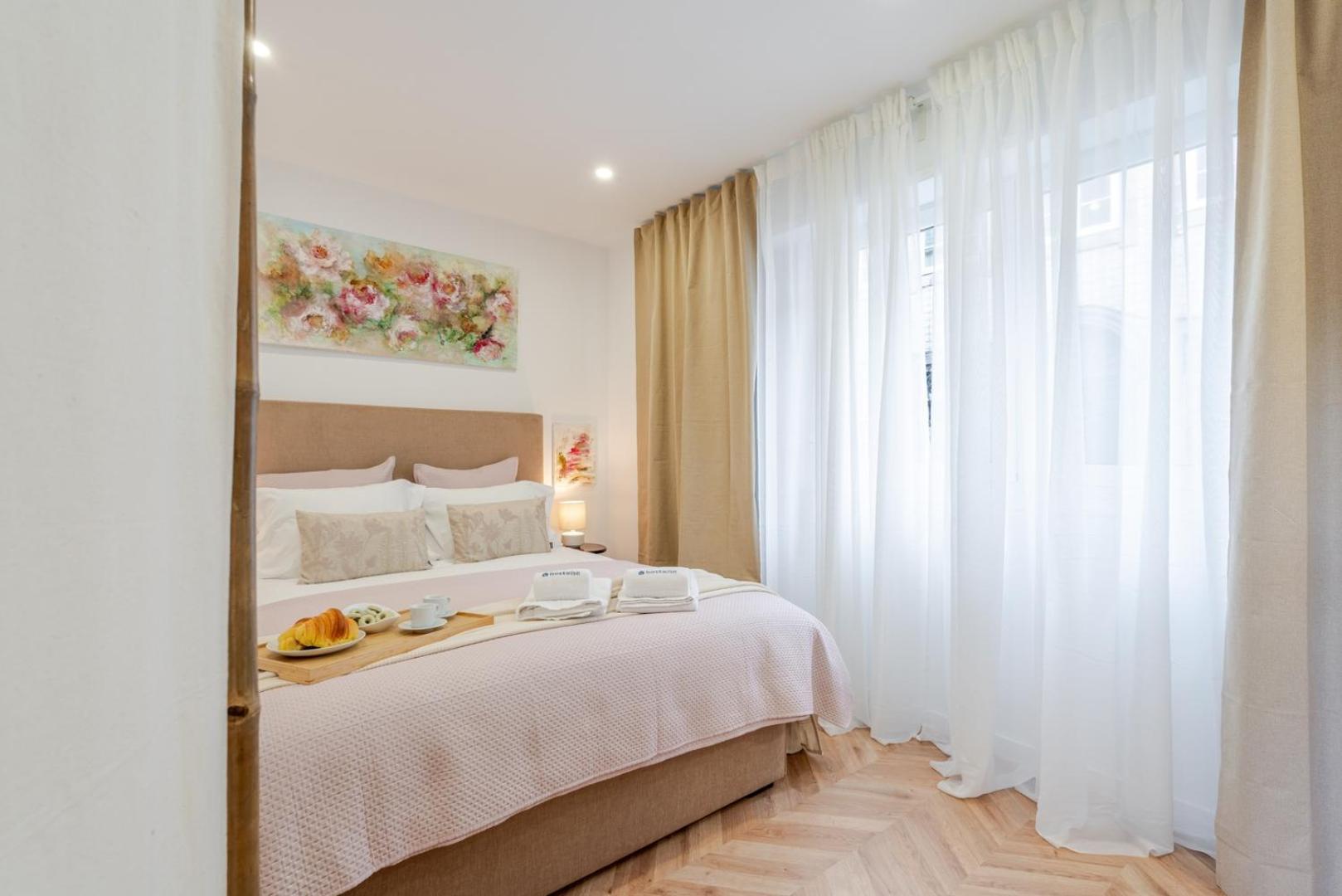 Hostwise - Stylish W/ Charming Terrace Oporto