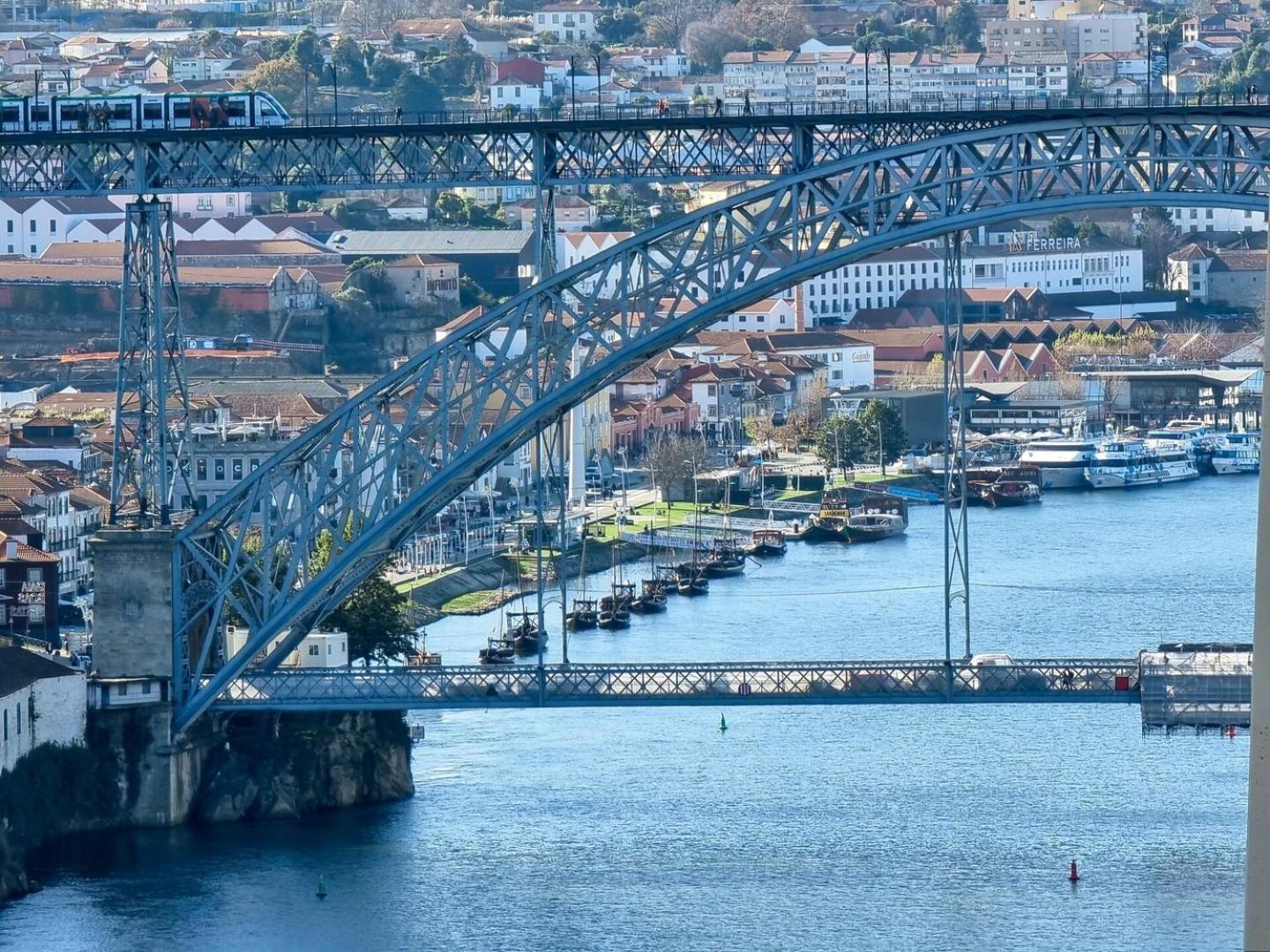 House With Exclusive Terrace In A Private * Oporto