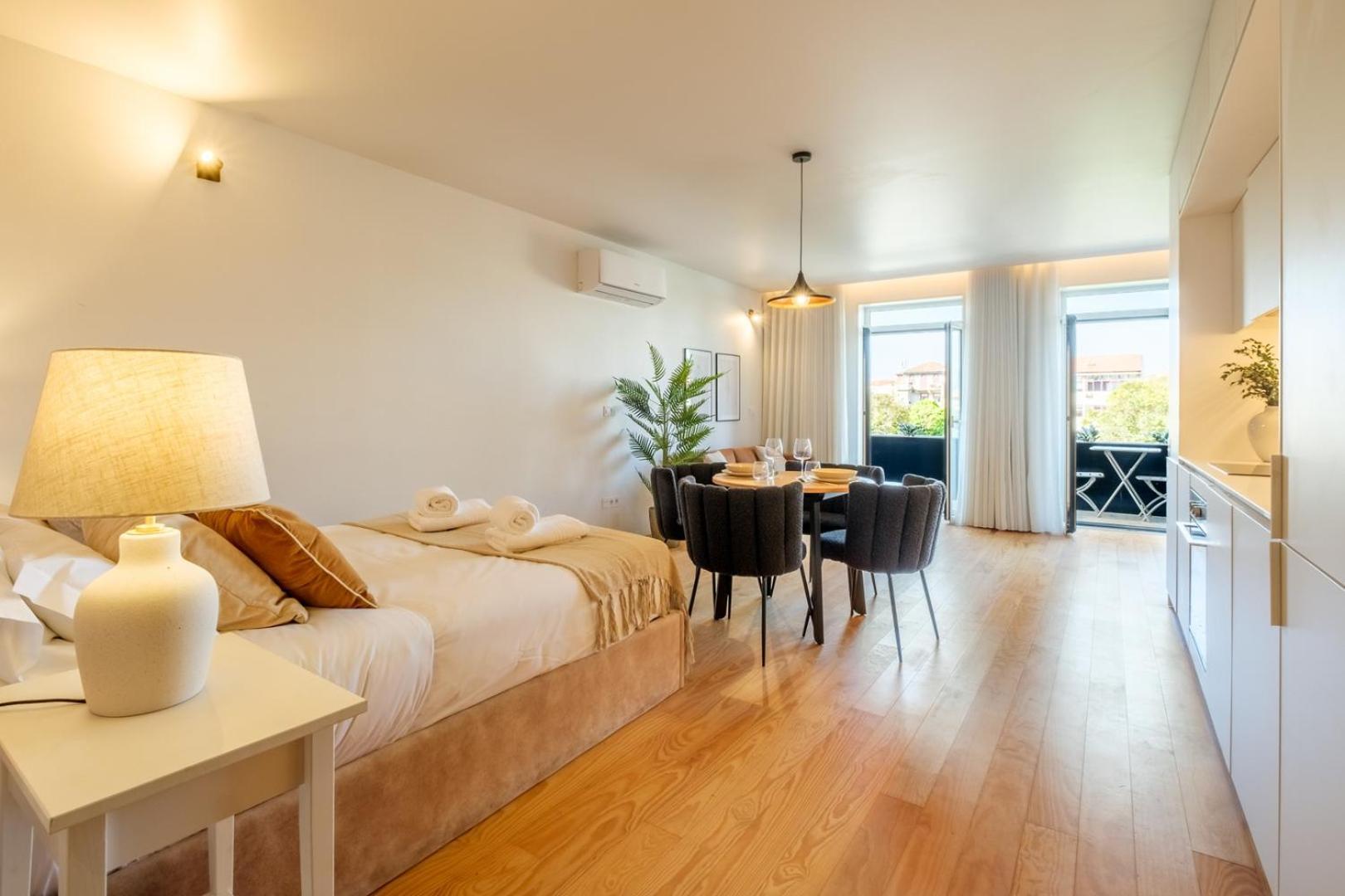 Apartment Spacious Loft W. Balcony In The Heart Of The