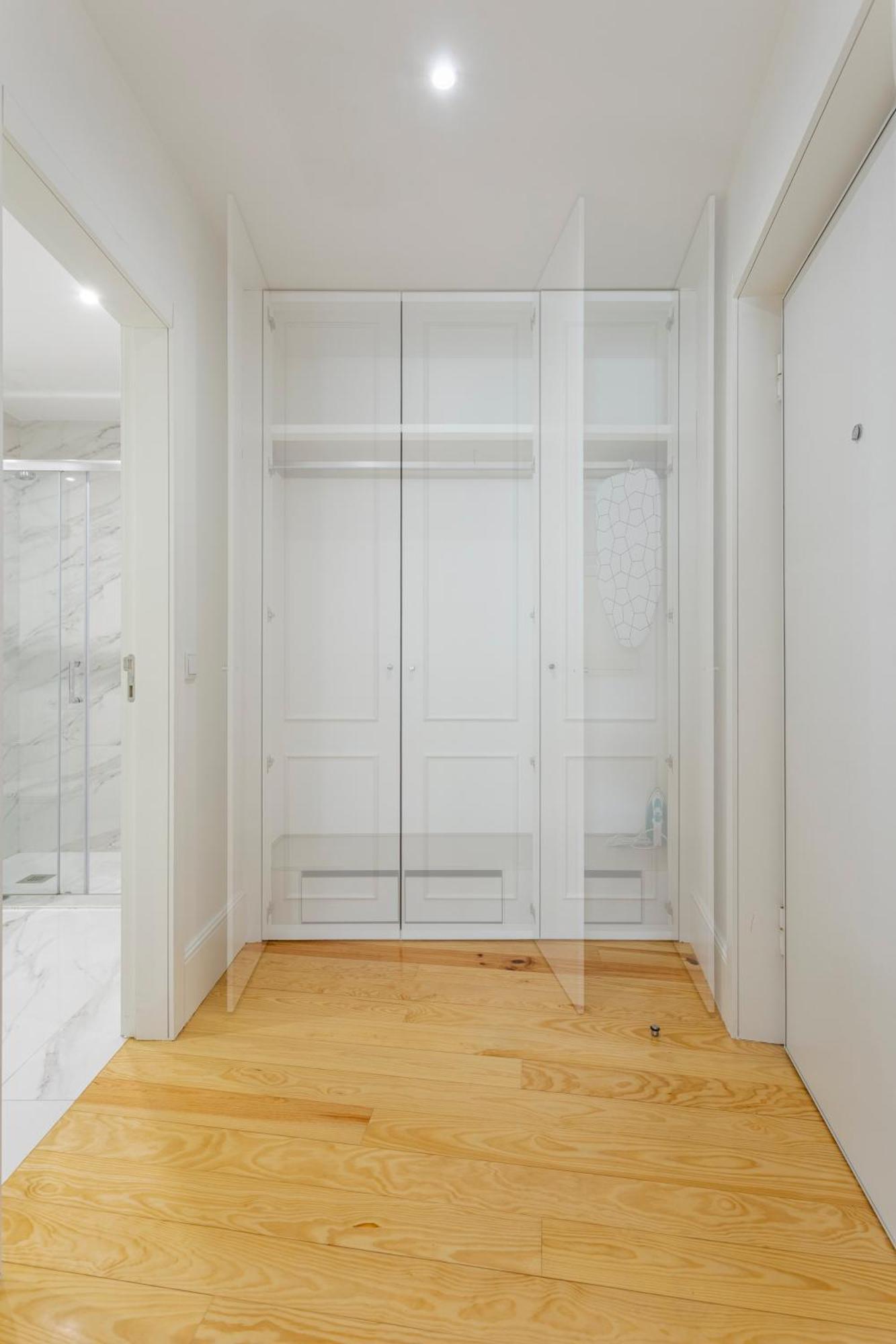 Hostwise - Stylish Retreat In Porto's Heart Oporto