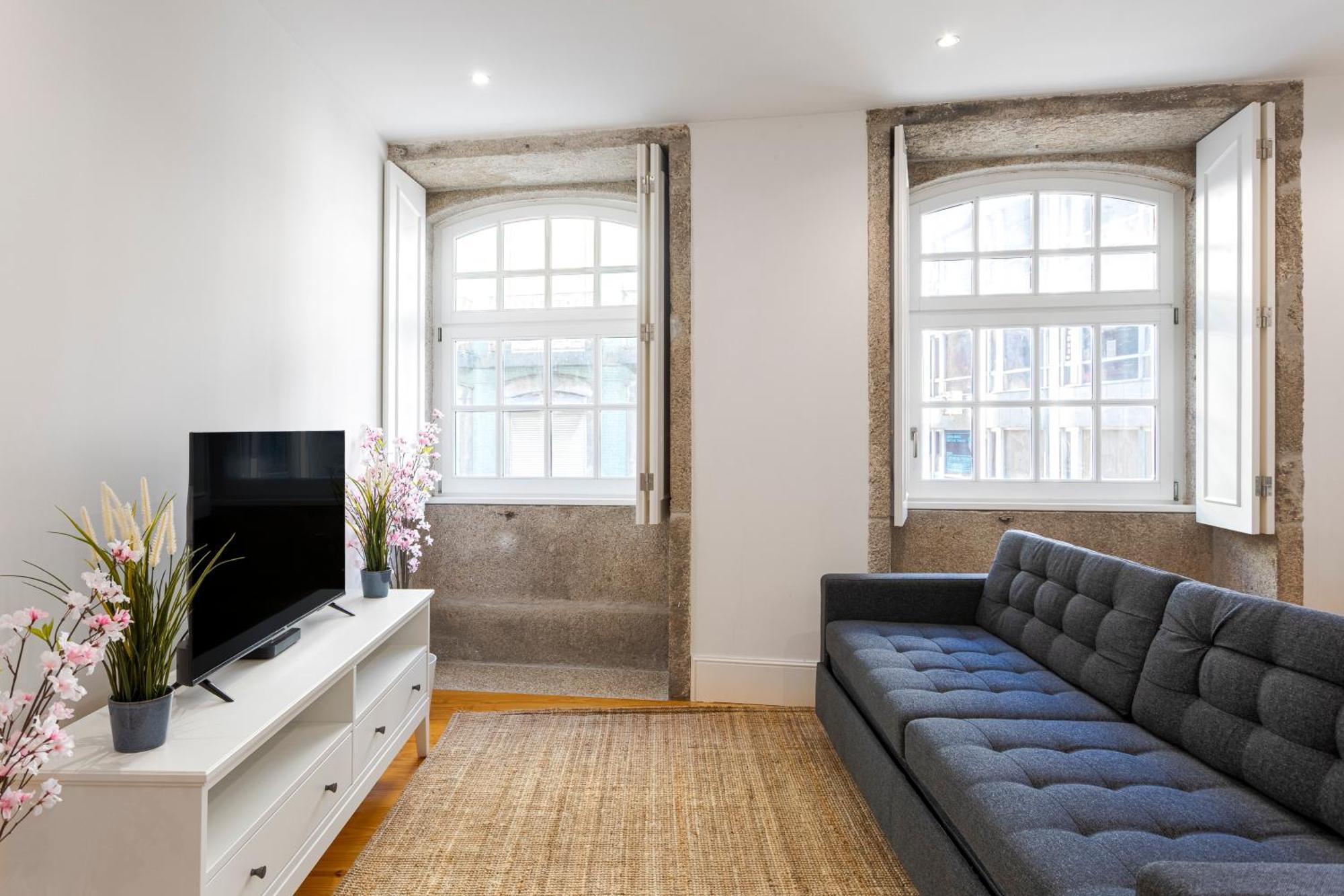 Hostwise - Stylish Retreat In Porto's Heart Oporto