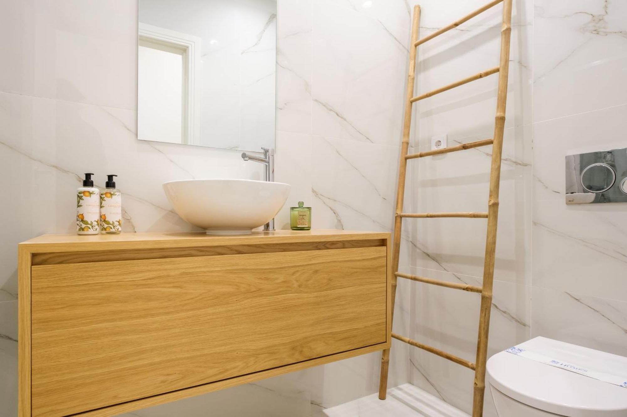 Art Deco 12 Luxury 2br Downtown Metro Ac Apartment