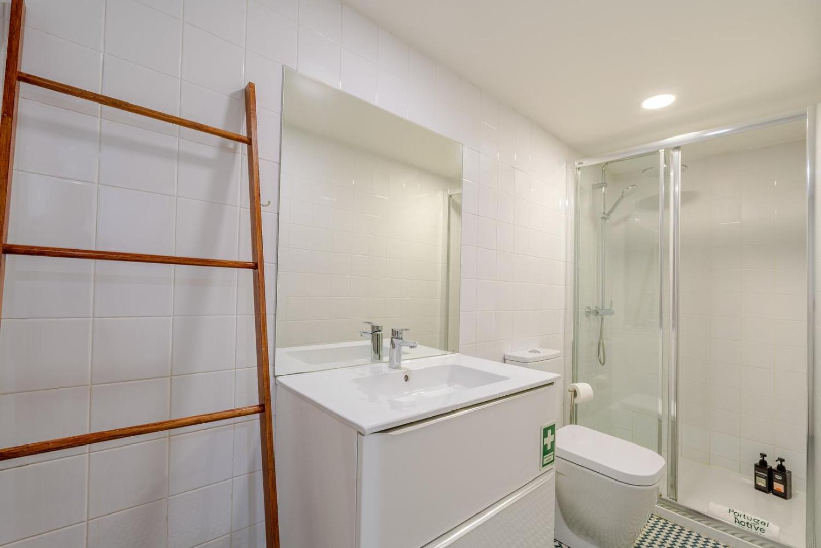 Invictus Escape - Jacuzzi & Charm In The