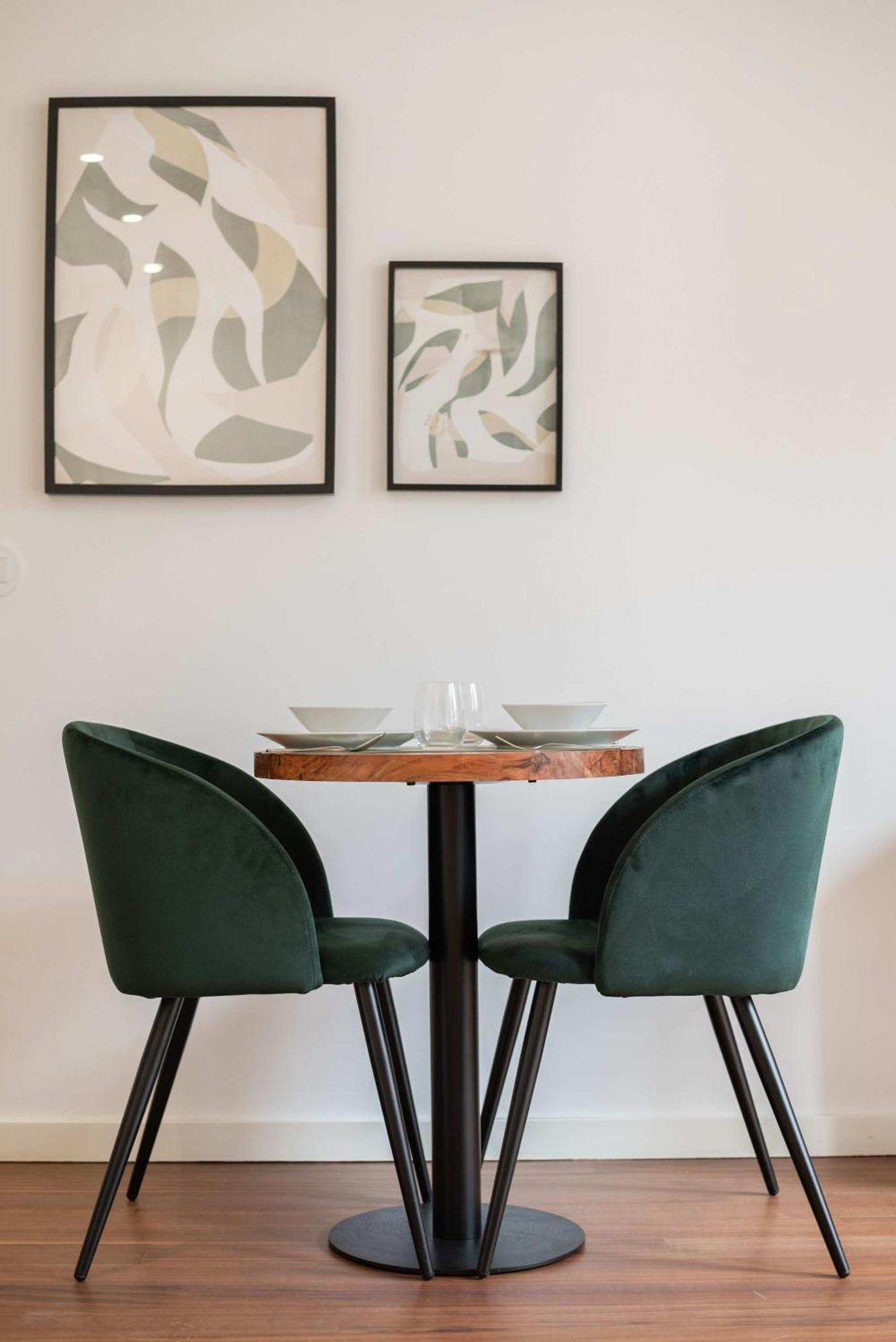 Liiiving In - The Prestige 1f Apartment *