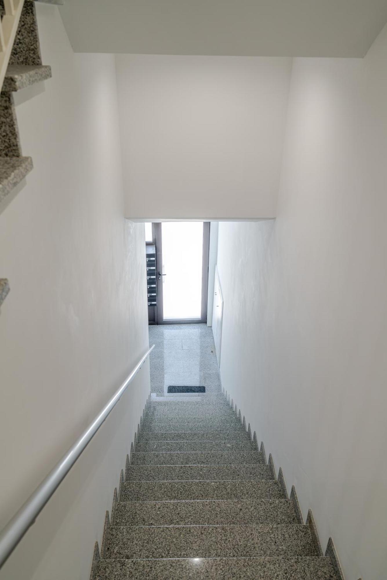 Hostwise - Modern & Bright Apartment *
