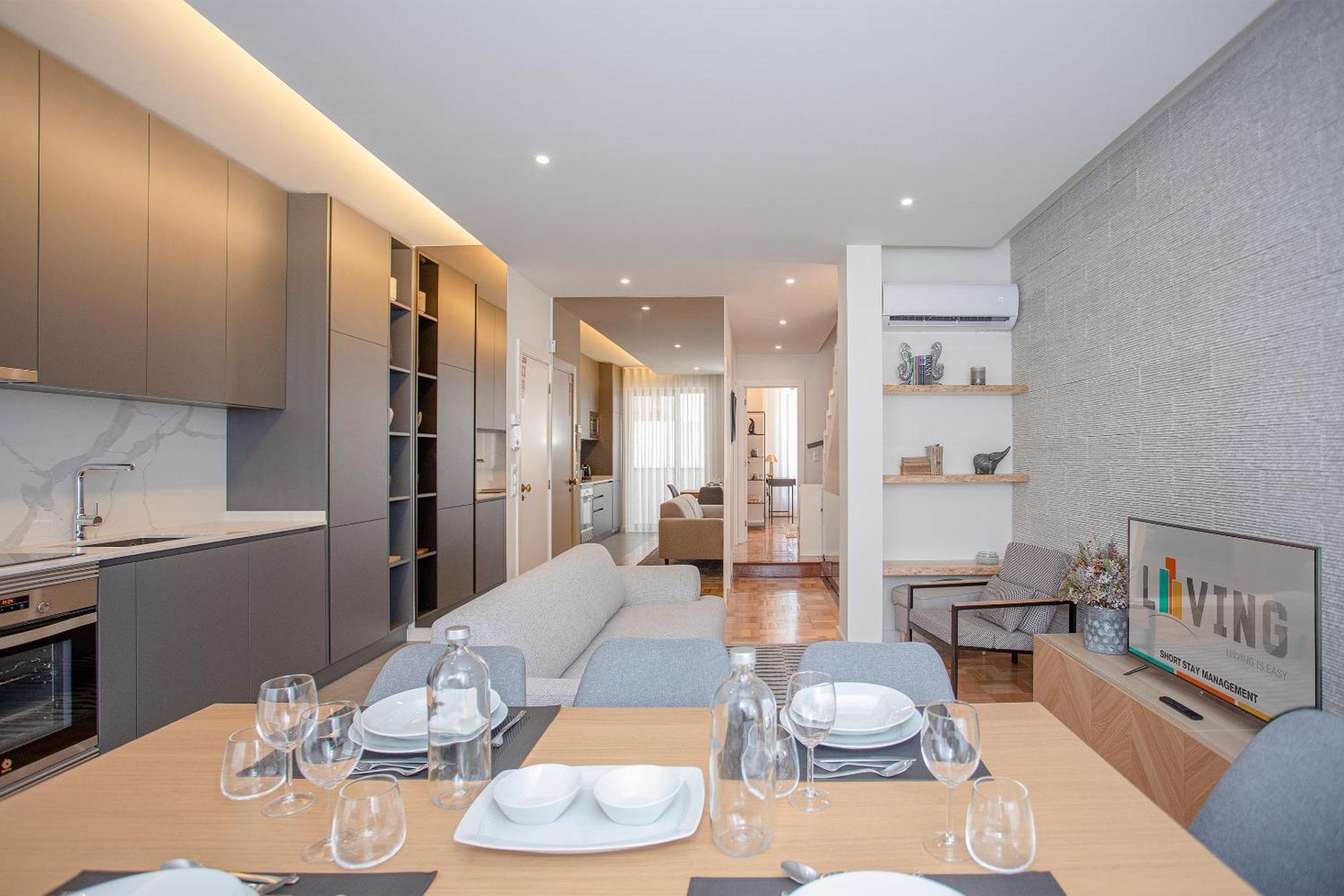 Liiiving In - Design Bright House