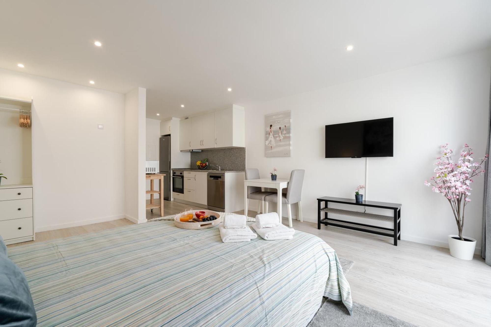 Hostwise - Modern & Bright Apartment *