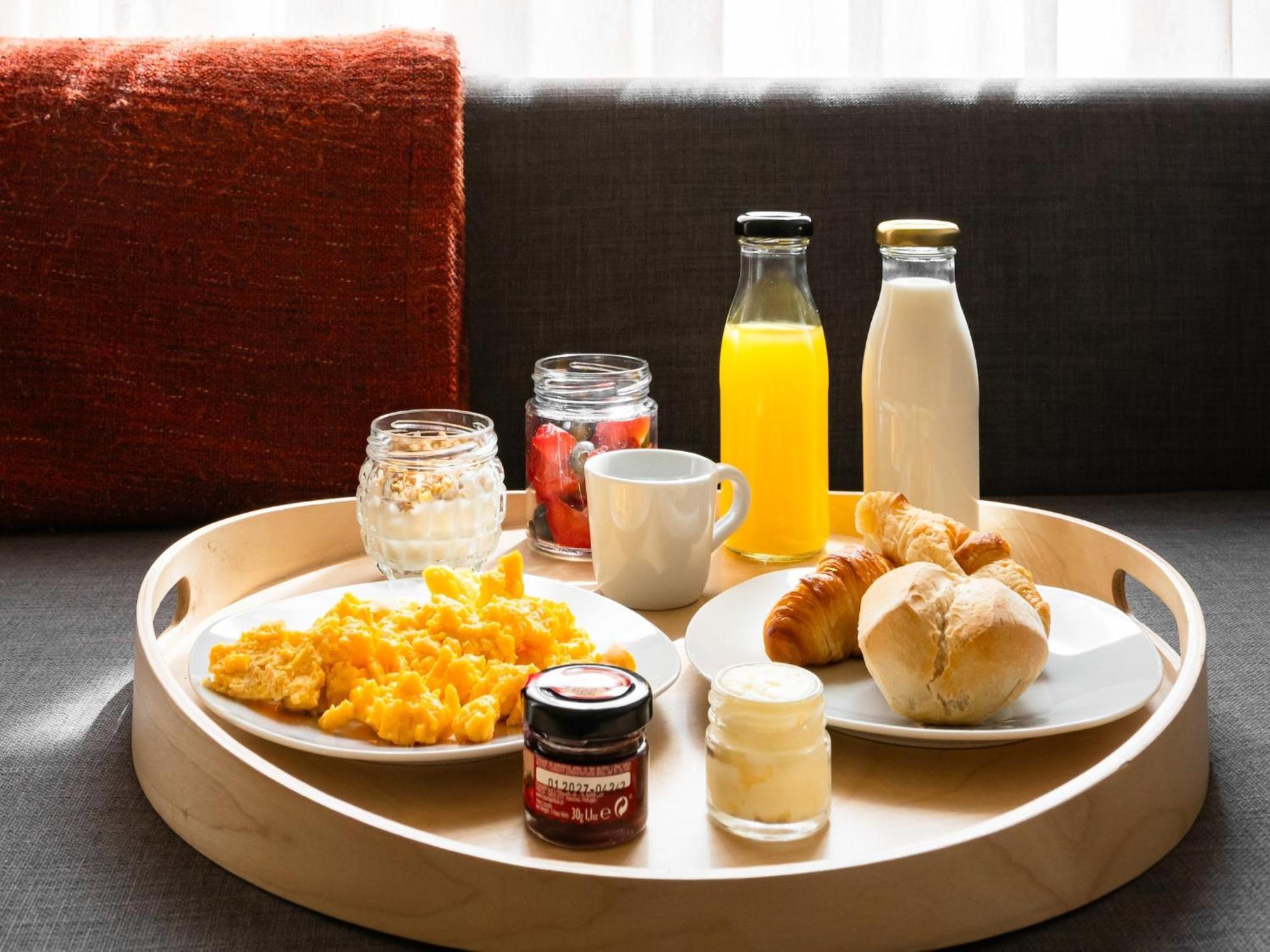 Romantic For 5 Guests, *
