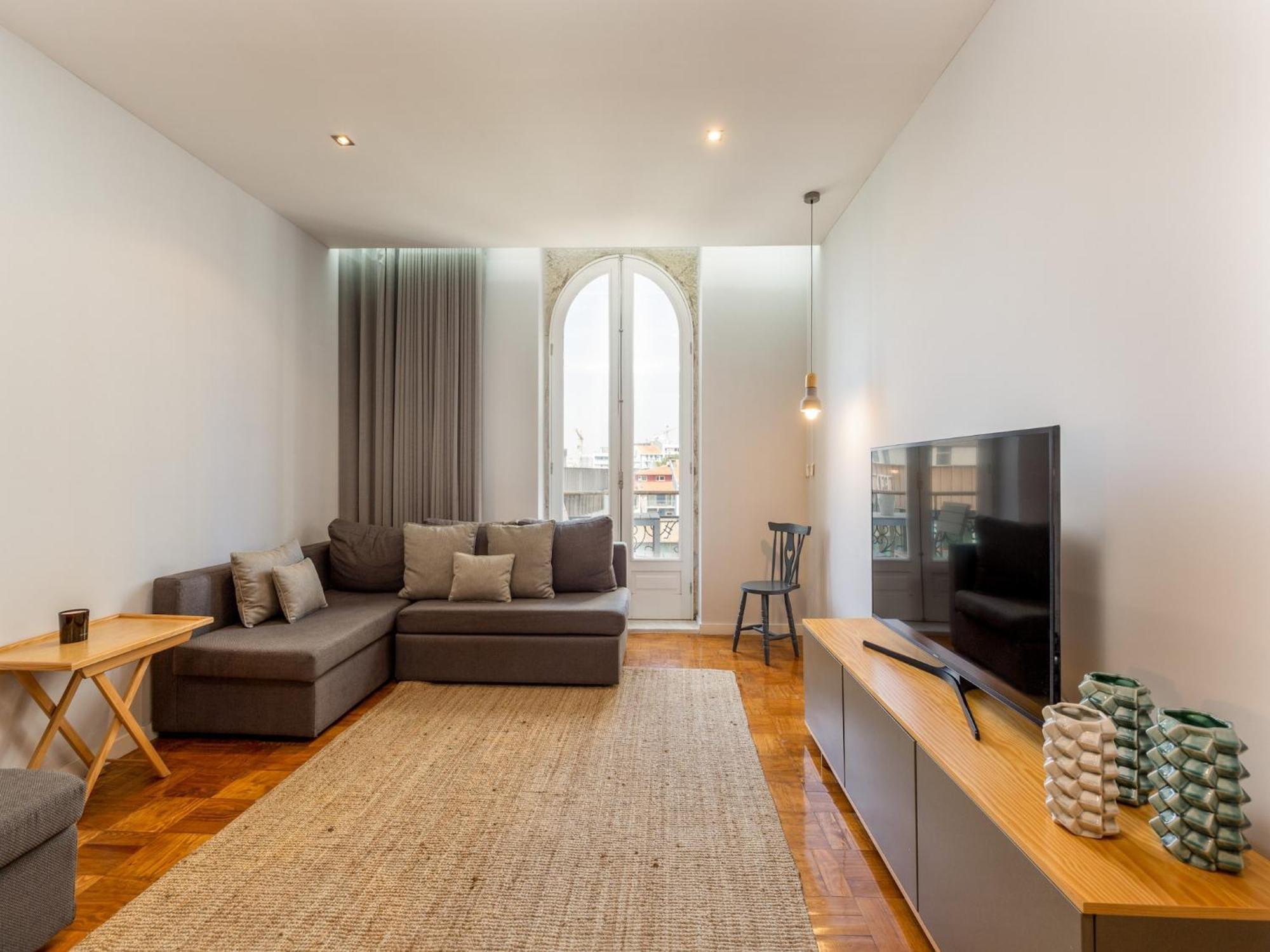 Spacious With Balcony In Apartment