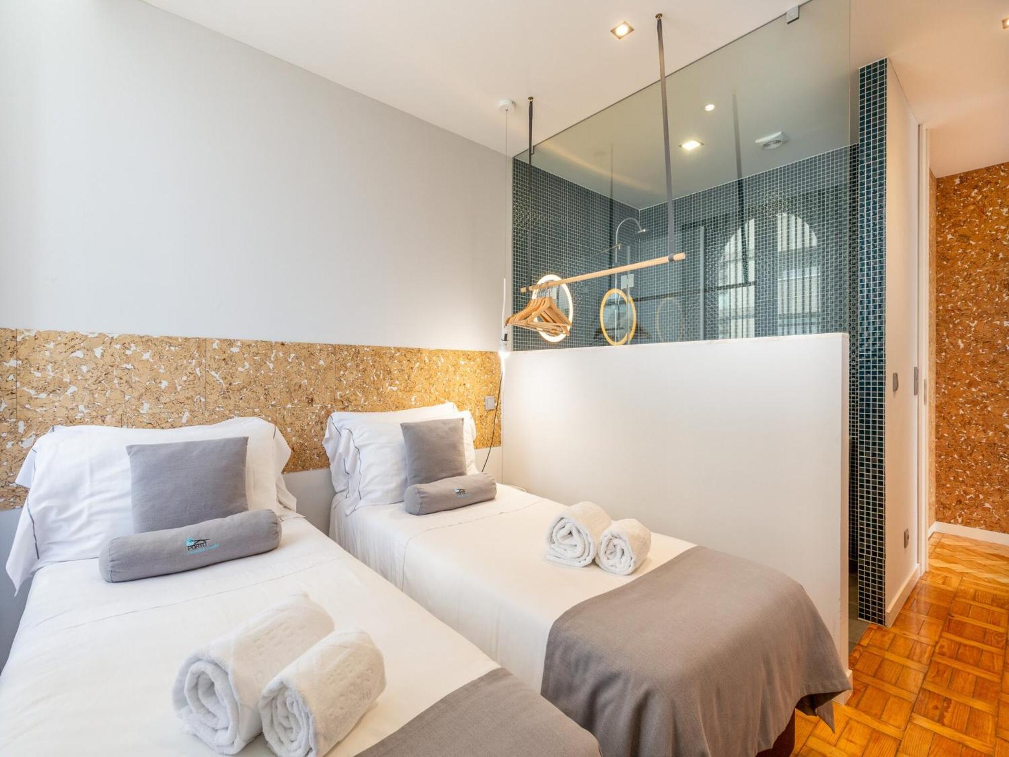 Spacious With Balcony In Apartment