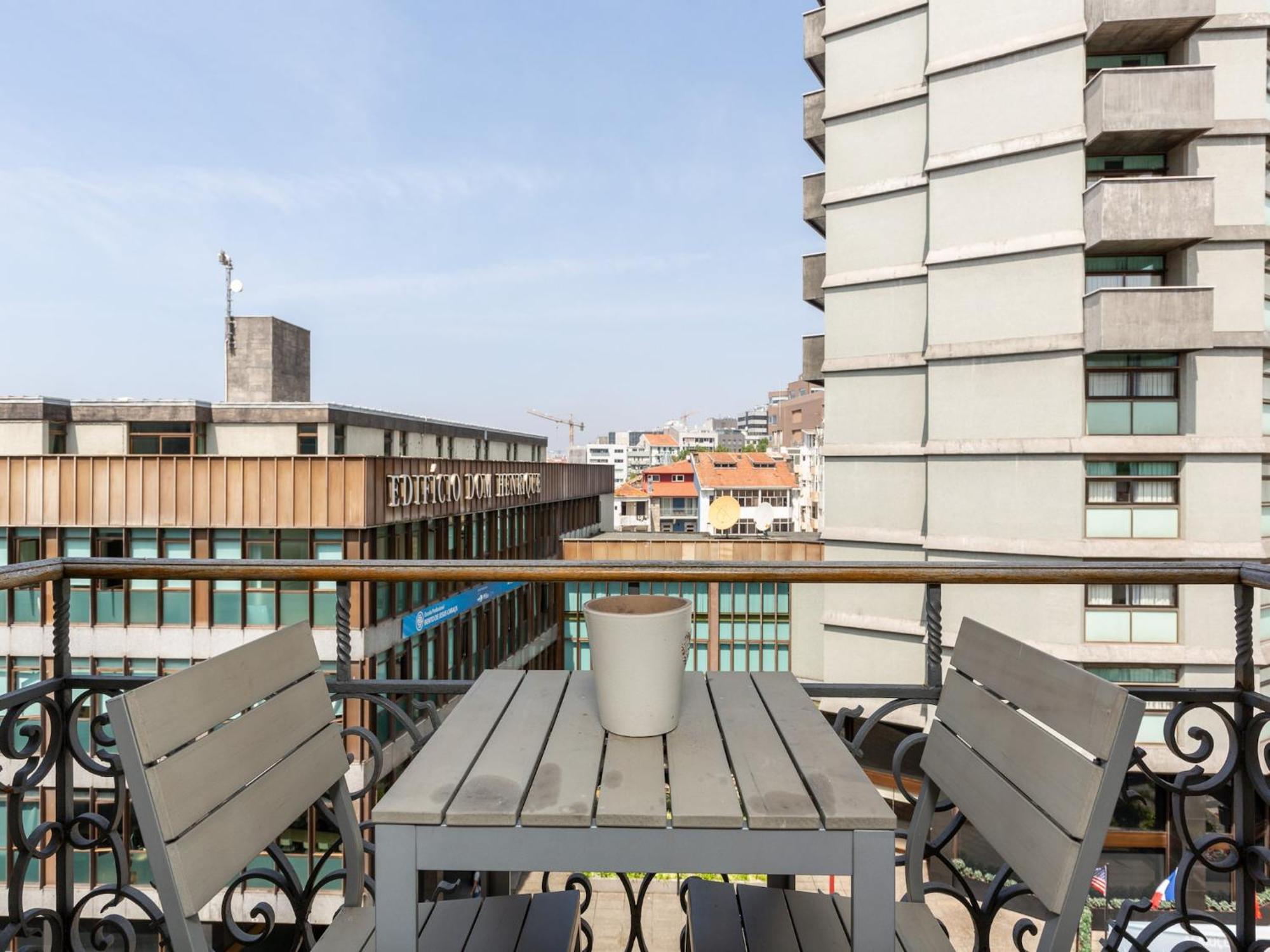 Spacious With Balcony In Apartment *