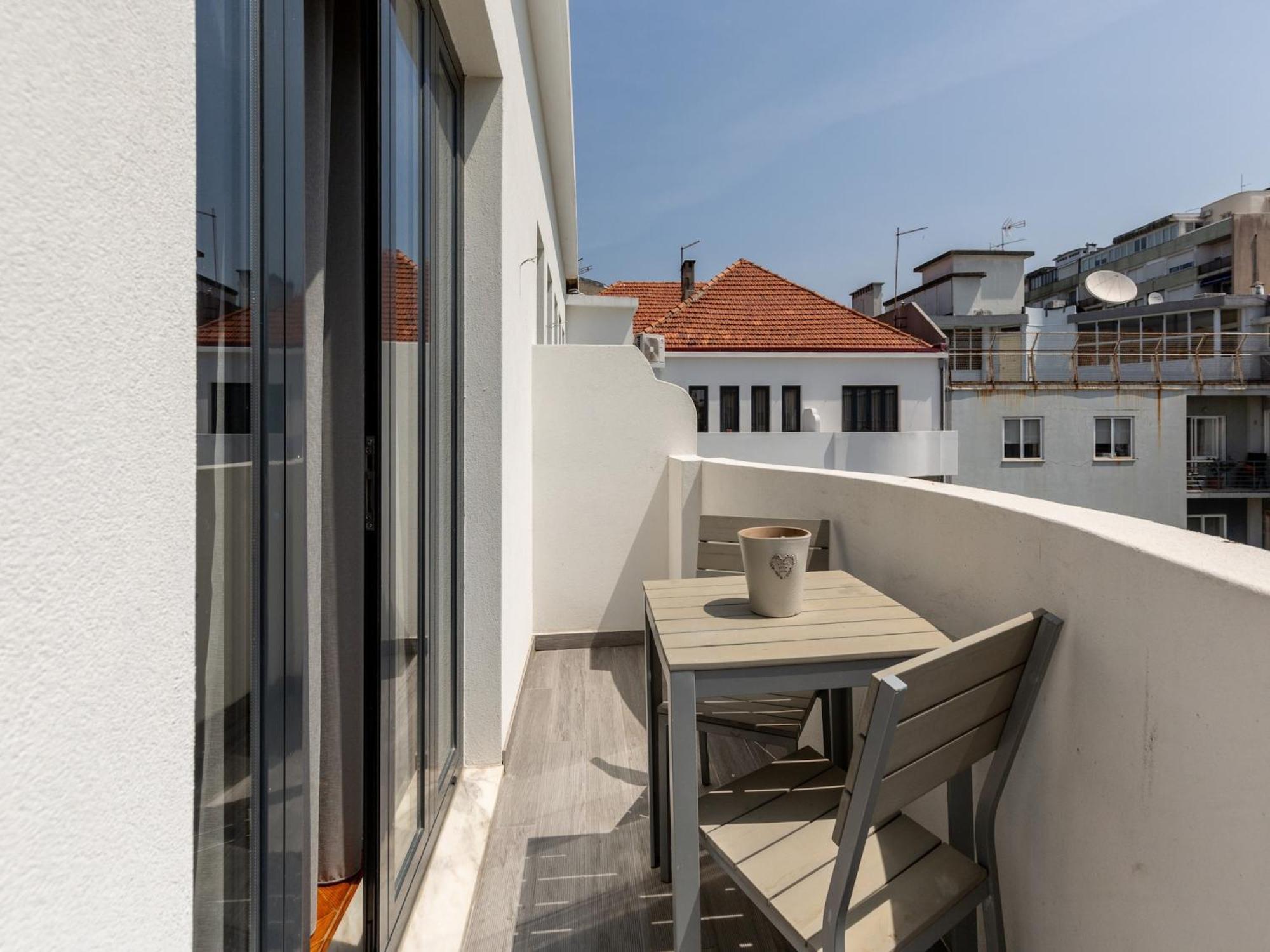 Apartment Spacious With Balcony In *