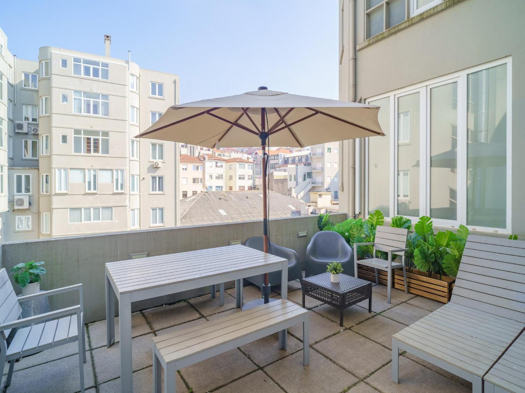 Modern For 13 Guests *