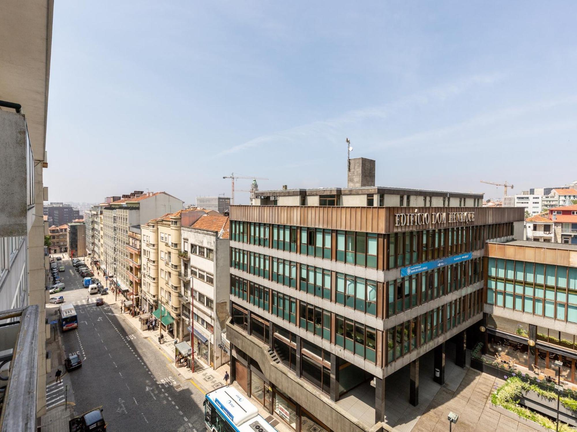 Apartment Spacious With Balcony In