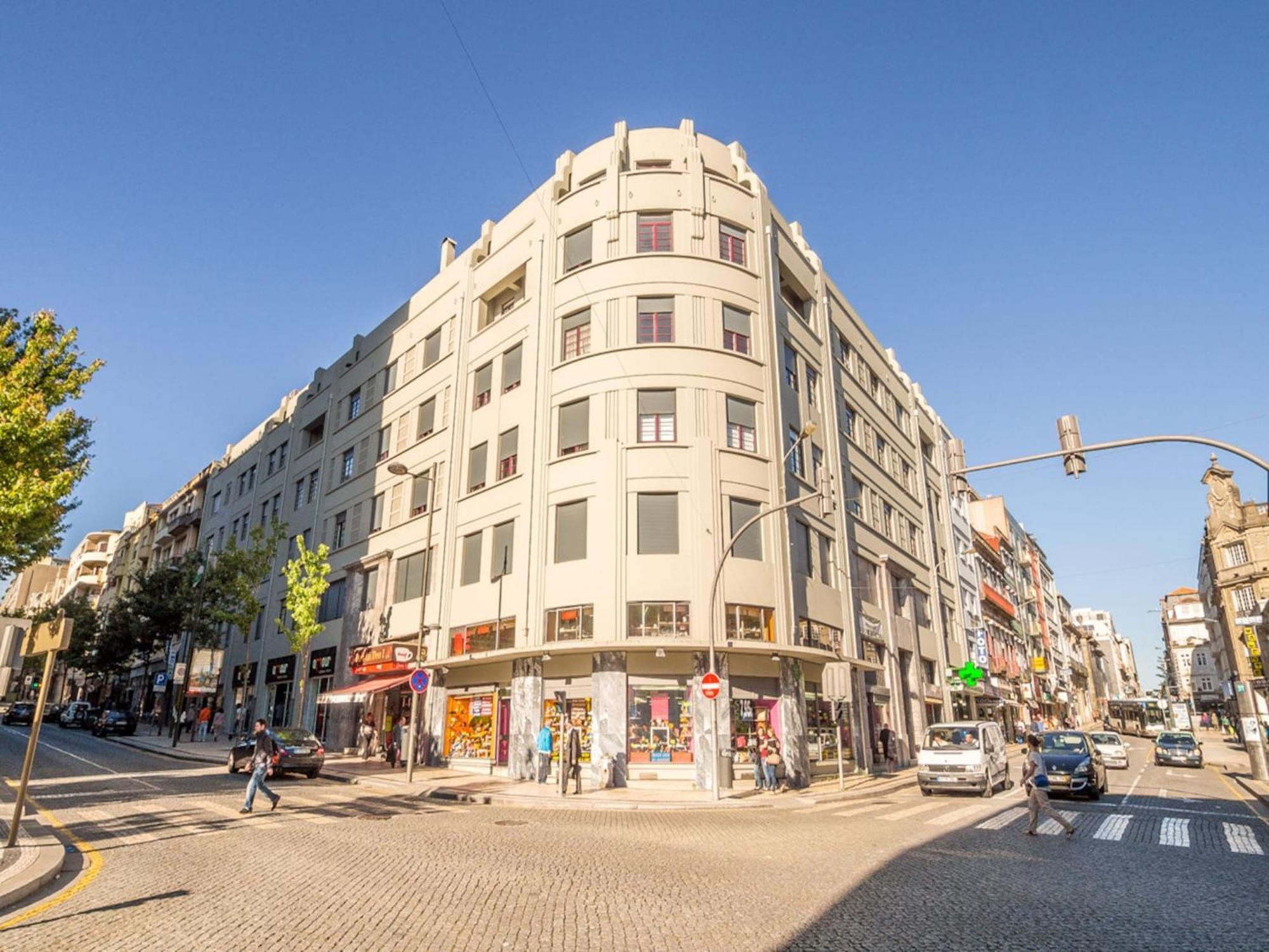 Spacious Near Bolhao Market Apartamento