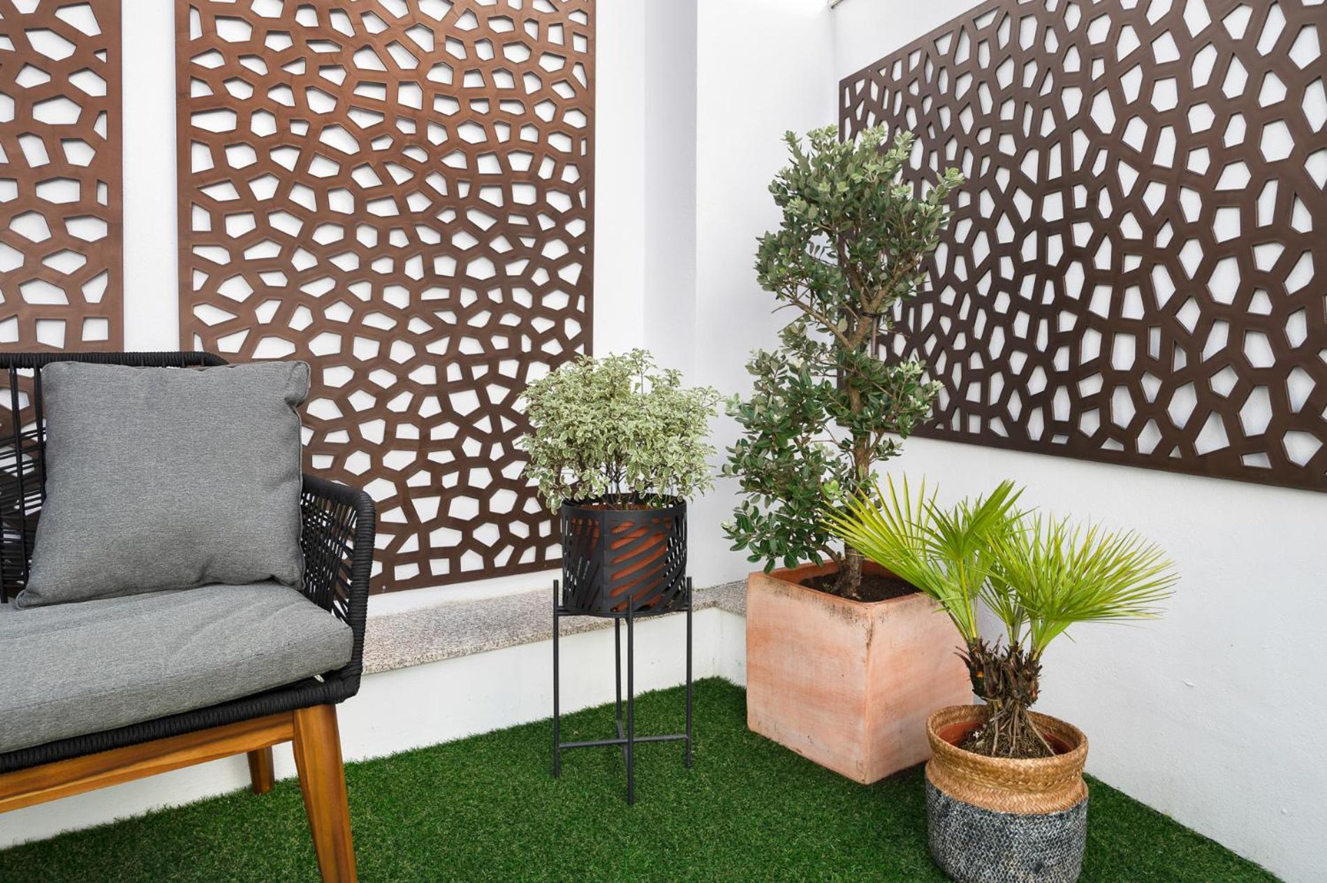 Private Terrace At Flores Street