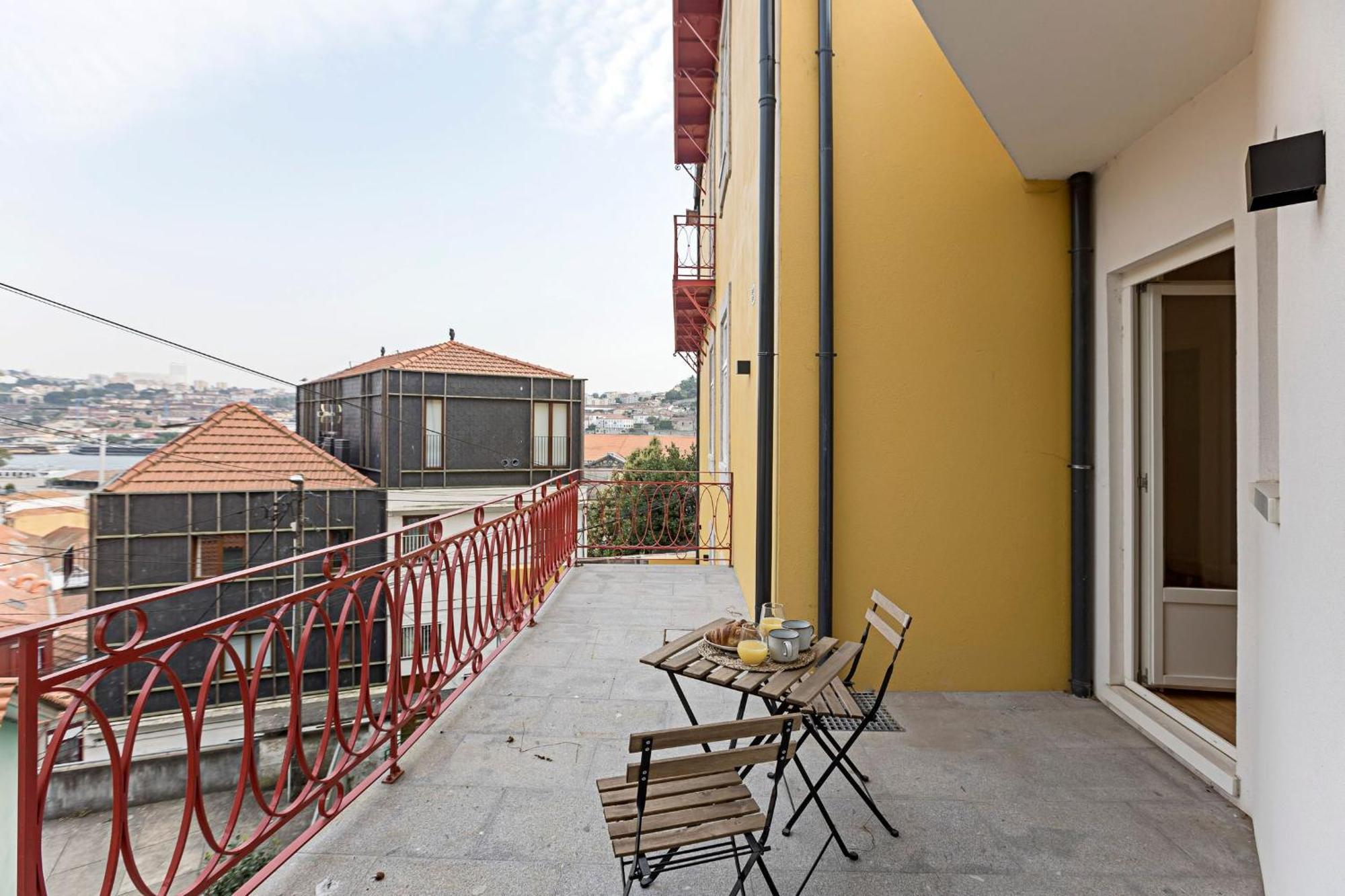Superb Flat W Balcony And Ac By Lovelystay Apartment *
