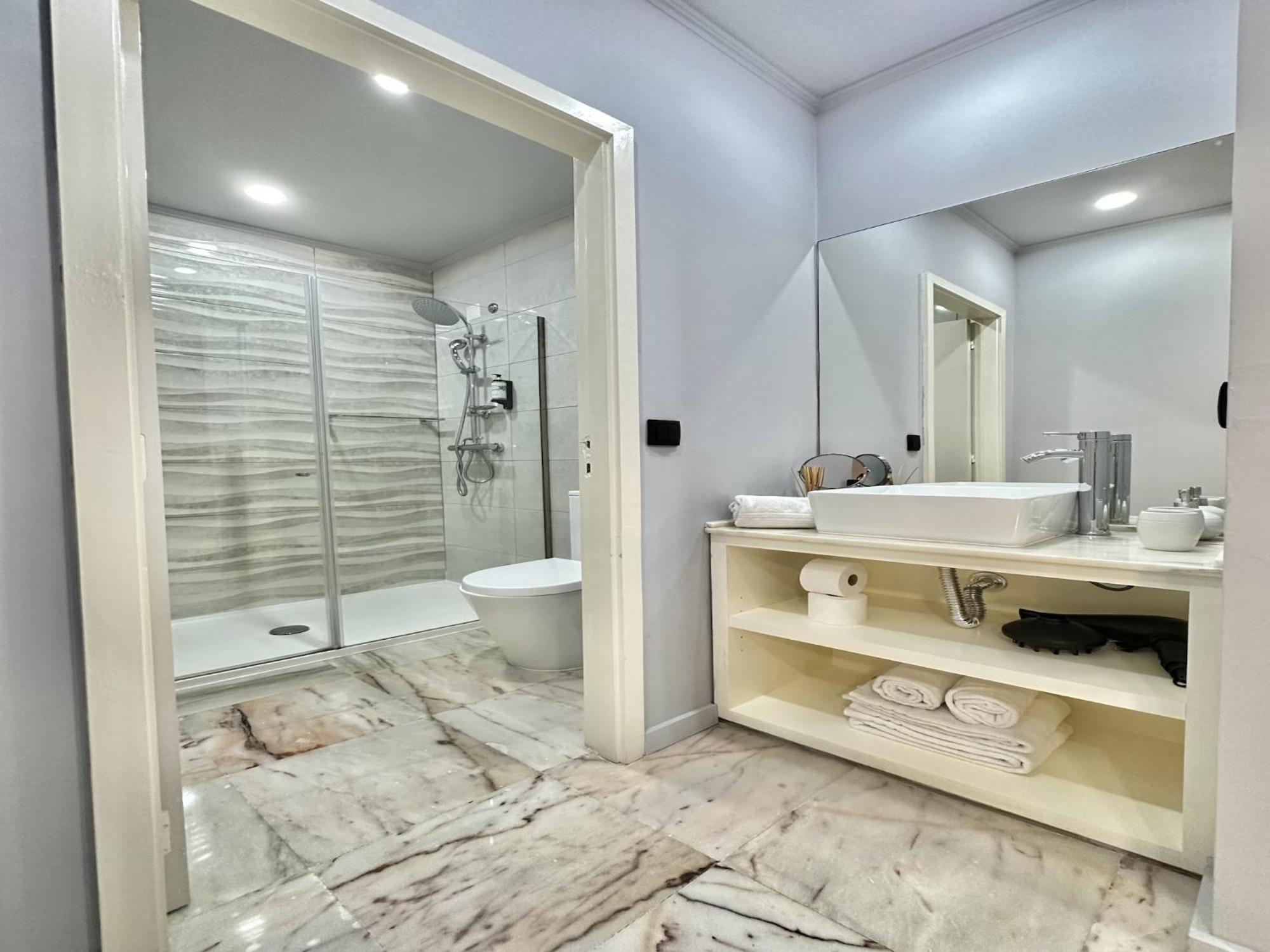 Bright And Spacious In Apartamento