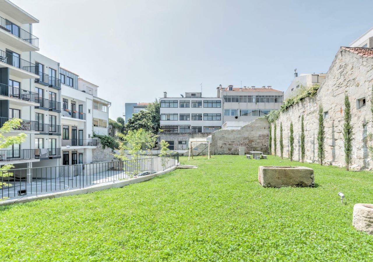 Bo Santos - Free Parking Oporto