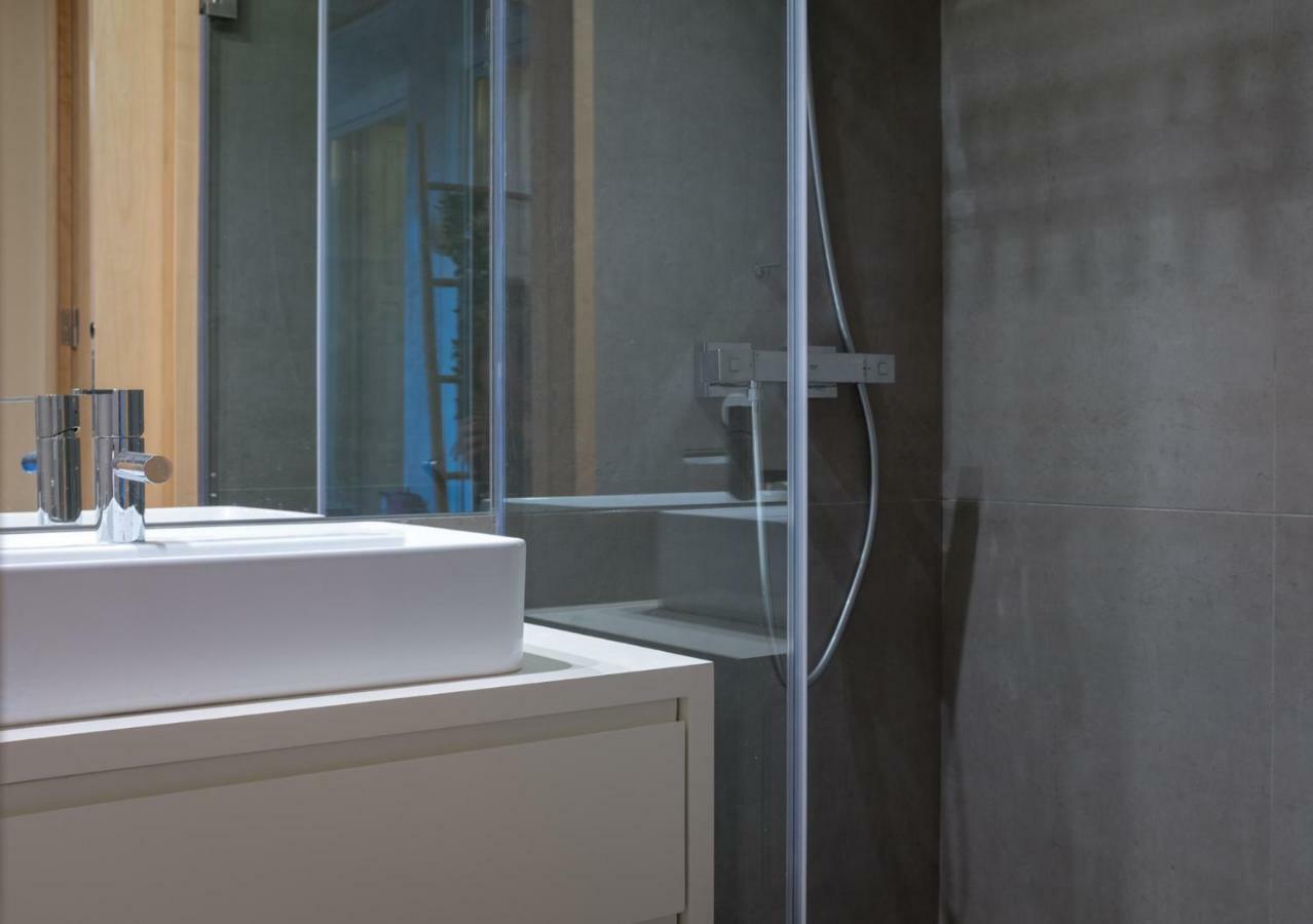 Homeintown Almada - Downtown Elegant - Terrace Ac & Wifi * Oporto
