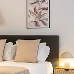 Luxurious Studio Retreat In Porto By Lovelystay