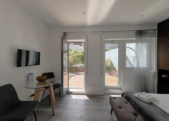 Almada Studios&Suites