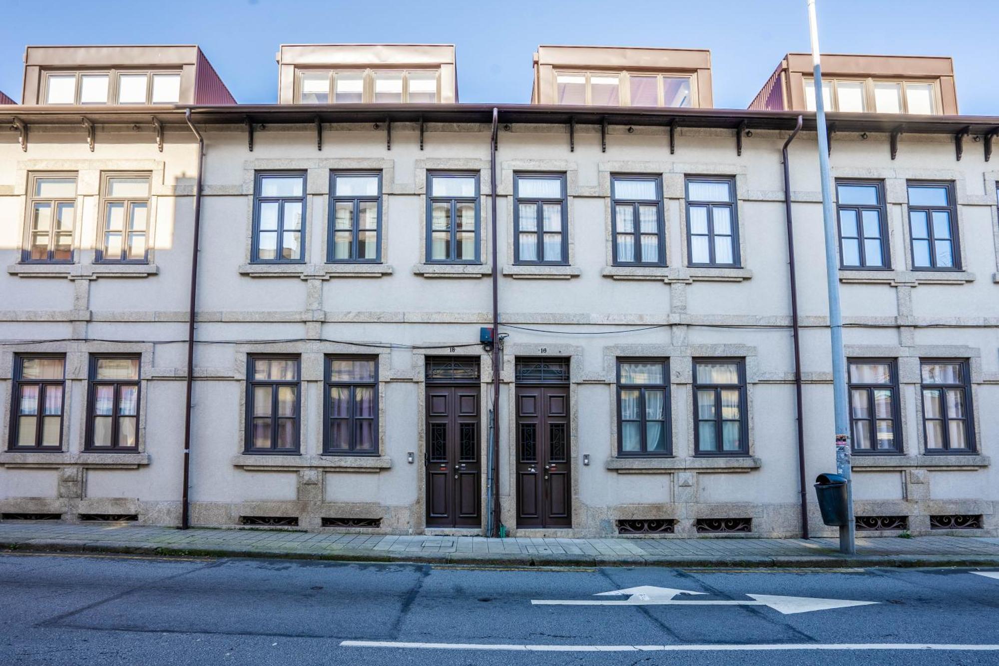 Unique: 1br W/ Private Patio By Lovelystay Porto
