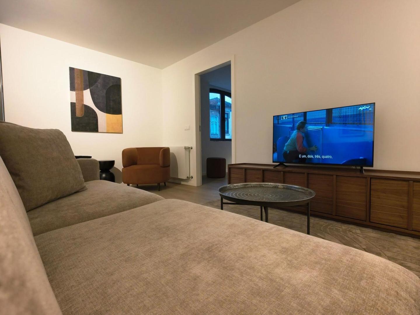Spacious And Modern 2-bed With Garage Apartamento