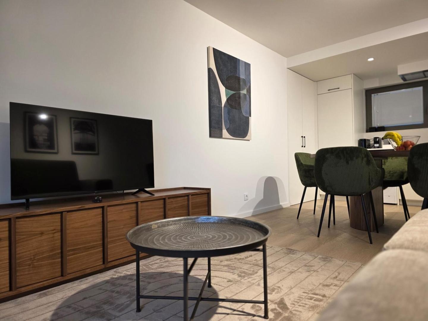Spacious And Modern 2-bed With Garage Apartamento