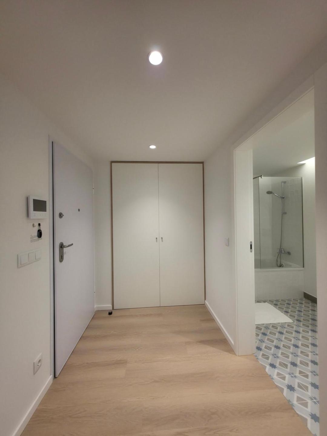 Spacious And Modern 2-bed With Garage Apartamento