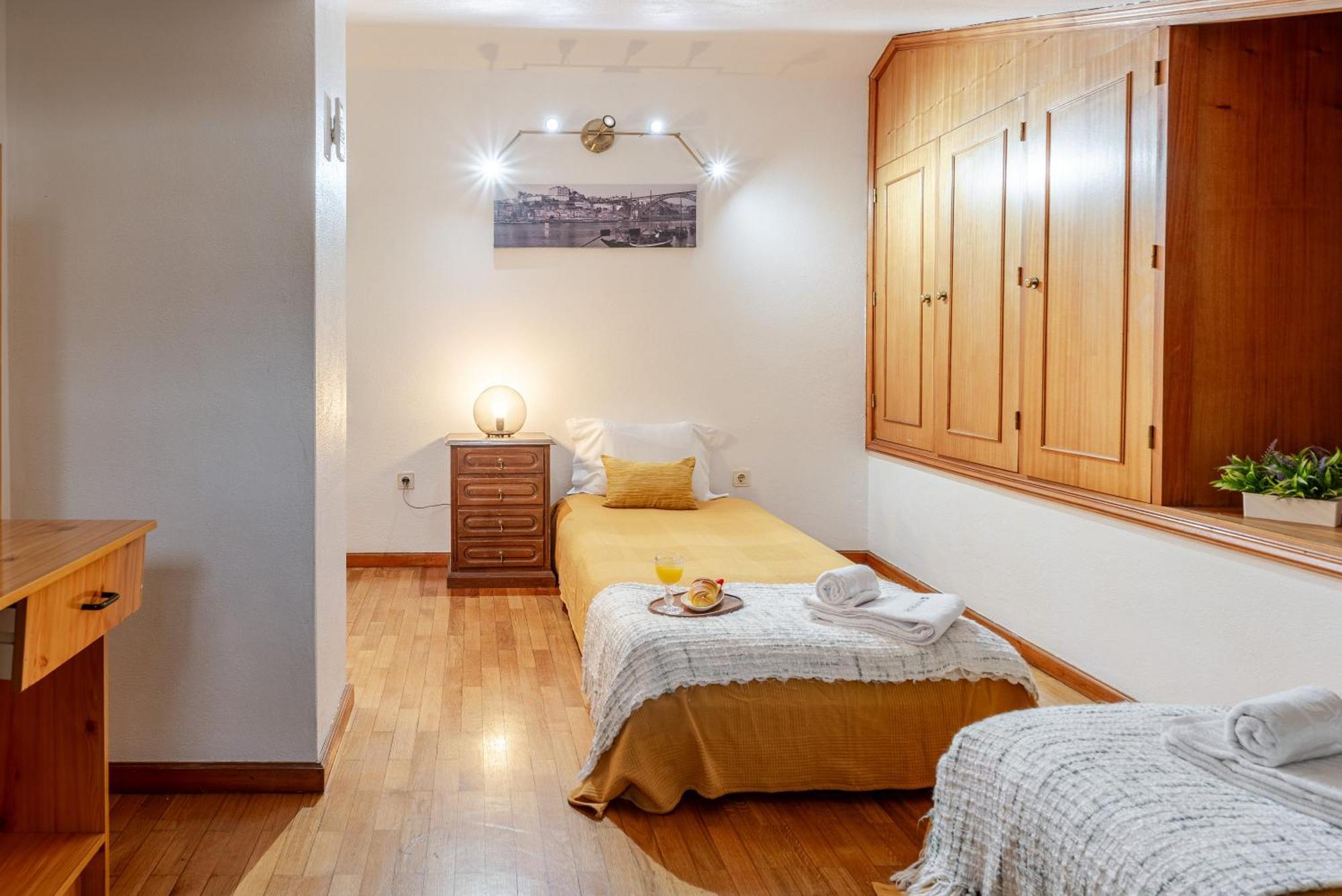Host Wise - Rustic Bright Flat - Centre