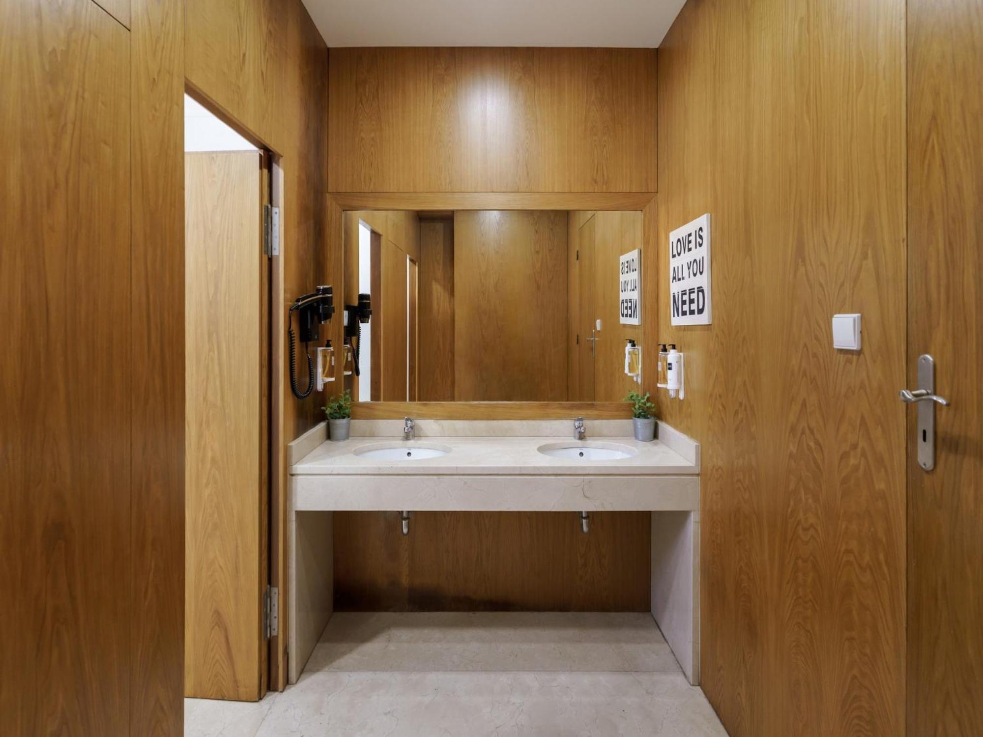Modern For 13 Guests * Porto
