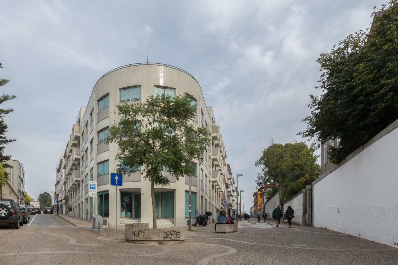 Deluxe Modern Flat With Balcony By Host Wise Apartment